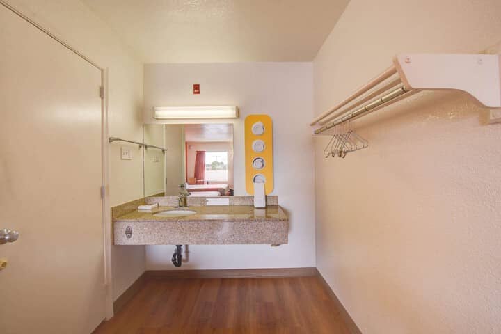Room 21 of 40